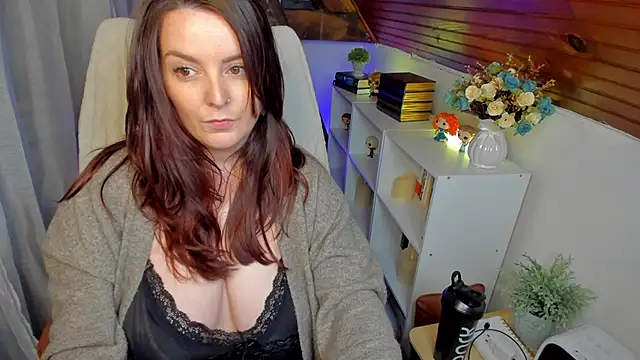 Snapshot of ErinMarshall chatting on February 12, 4:00 pm ErinMarshall online show from February 12, 4:00 pm
