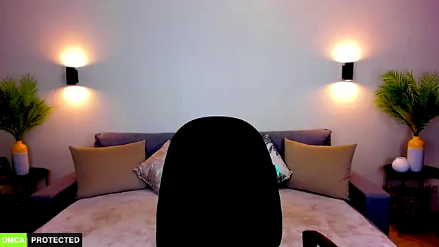 TheWoman   online show from April 2, 7:09 pm