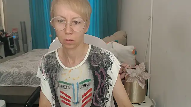 Snapshot of LuxuryNika chatting on July 5, 12:23 pm LuxuryNika online show from July 5, 12:23 pm