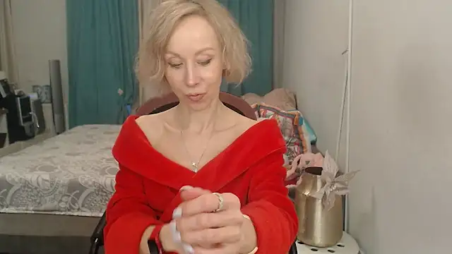 Snapshot of LuxuryNika chatting on May 2, 5:18 pm LuxuryNika online show from May 2, 5:18 pm