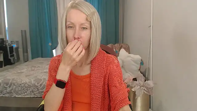 Snapshot of LuxuryNika chatting on June 13, 3:43 pm LuxuryNika online show from June 13, 3:43 pm
