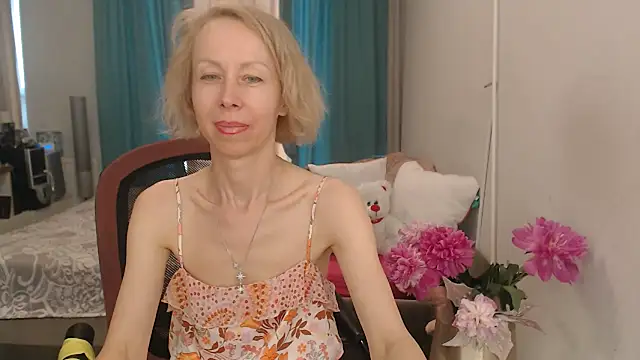 Snapshot of LuxuryNika chatting on June 12, 2:04 pm LuxuryNika online show from June 12, 2:04 pm