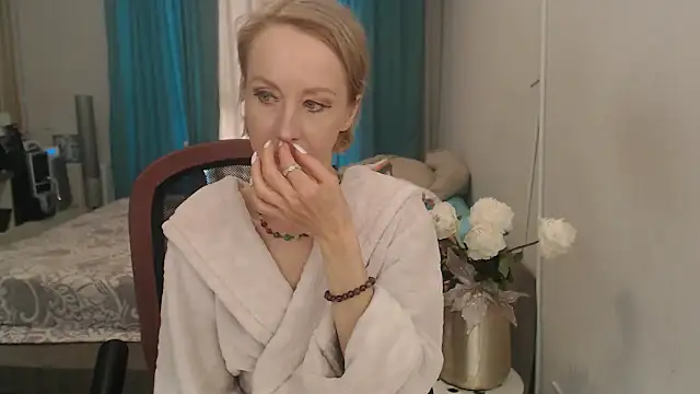 Snapshot of LuxuryNika chatting on May 15, 1:31 pm LuxuryNika online show from May 15, 1:31 pm