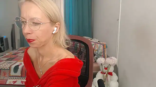Snapshot of LuxuryNika chatting on September 19, 2:10 pm LuxuryNika online show from September 19, 2:10 pm