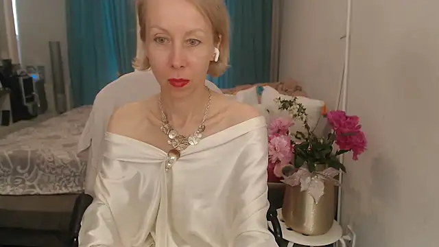 Snapshot of LuxuryNika chatting on June 10, 2:51 pm LuxuryNika online show from June 10, 2:51 pm