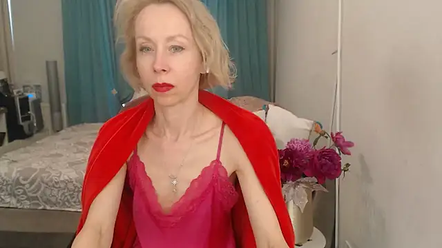 Snapshot of LuxuryNika chatting on June 3, 2:44 pm LuxuryNika online show from June 3, 2:44 pm