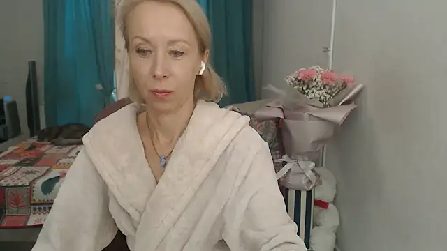 Snapshot of LuxuryNika chatting on October 1, 10:41 am LuxuryNika online show from October 1, 10:41 am