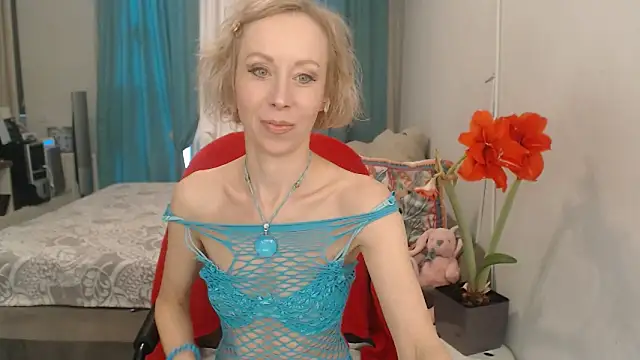 Snapshot of LuxuryNika chatting on April 18, 1:46 pm LuxuryNika online show from April 18, 1:46 pm