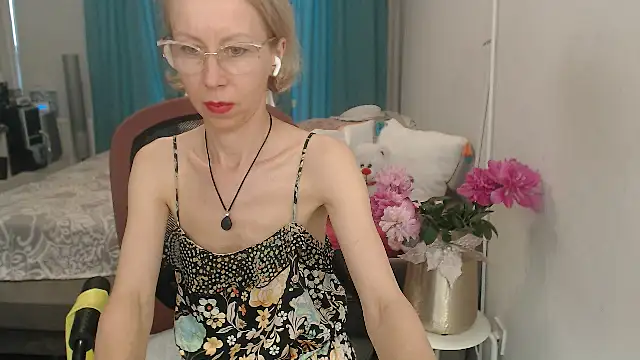 Snapshot of LuxuryNika chatting on June 11, 4:04 pm LuxuryNika online show from June 11, 4:04 pm