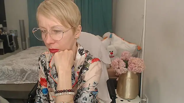 Snapshot of LuxuryNika chatting on June 30, 6:41 pm LuxuryNika online show from June 30, 6:41 pm