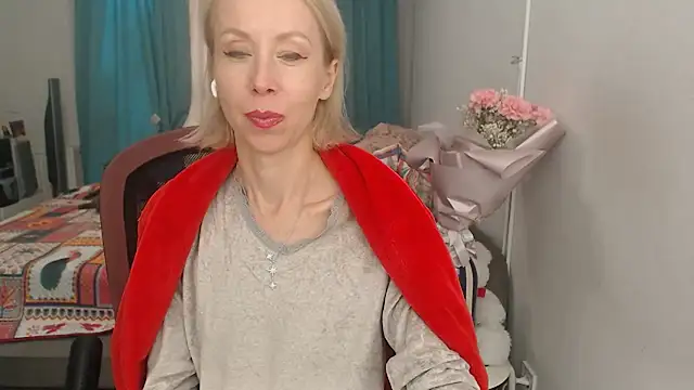 Snapshot of LuxuryNika chatting on October 6, 1:34 pm LuxuryNika online show from October 6, 1:34 pm