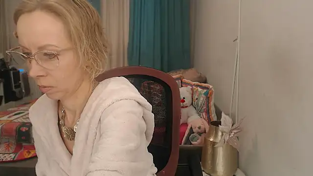 LuxuryNika online show from April 8, 2:40 pm