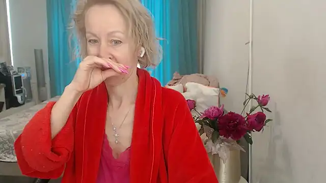 Snapshot of LuxuryNika chatting on June 1, 7:30 am LuxuryNika online show from June 1, 7:30 am