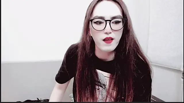 Snapshot of MinniMaksy chatting on March 1, 1:43 am MinniMaksy online show from March 1, 1:43 am