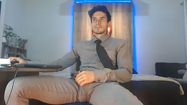 Andrew 4  online show from November 28, 3:28 am