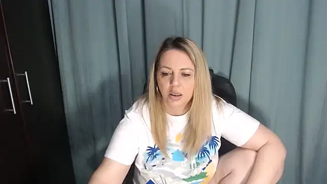 Snapshot of erikaerika chatting on March 10, 8:17 am erikaerika online show from March 10, 8:17 am