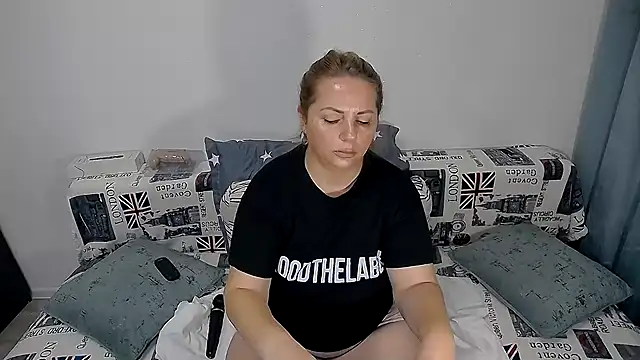 Snapshot of erikaerika chatting on October 18, 4:03 am erikaerika online show from October 18, 4:03 am