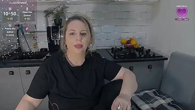 erikaerika online show from February 15, 4:39 pm