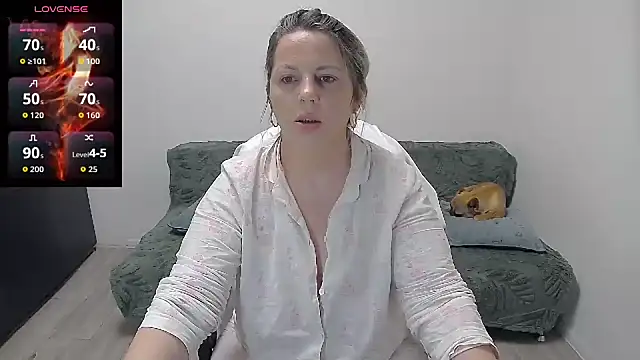 erikaerika online show from May 17, 9:09 am