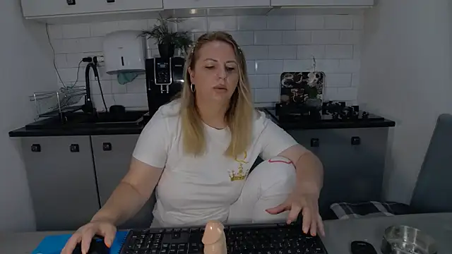 Snapshot of erikaerika chatting on September 25, 7:25 am erikaerika online show from September 25, 7:25 am