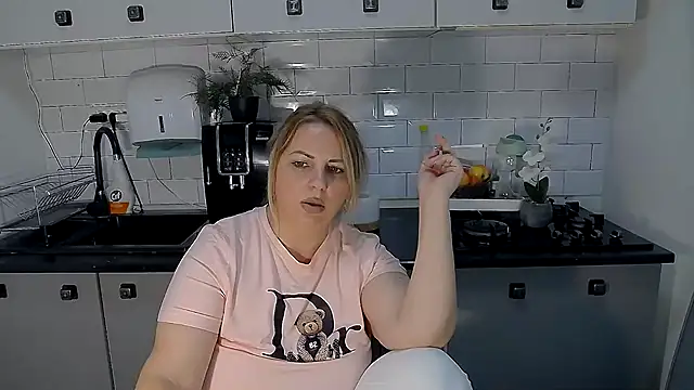 Snapshot of erikaerika chatting on October 8, 9:11 am erikaerika online show from October 8, 9:11 am