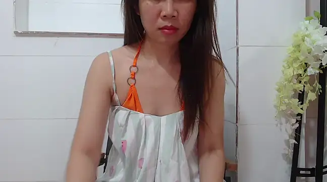 Snapshot of AsianPussie4u chatting on February 21, 9:45 am AsianPussie4u online show from February 21, 9:45 am