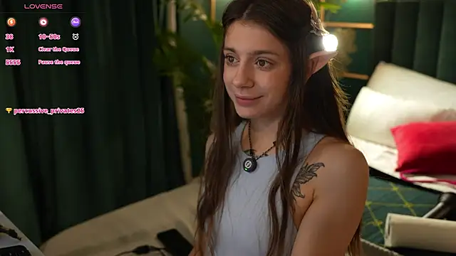 Snapshot of Eille_Elfie chatting on December 15, 5:35 am Eille Elfie online show from December 15, 5:35 am