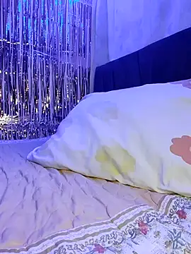 Snapshot of LUNAdeMARTE chatting on December 16, 1:43 am LUNAdeMARTE online show from December 16, 1:43 am