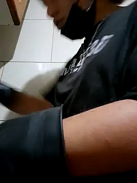 Snapshot of LUNAdeMARTE chatting on January 17, 12:04 am LUNAdeMARTE online show from January 17, 12:04 am