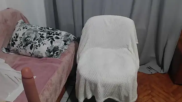 JullieMilf online show from February 2, 3:39 pm