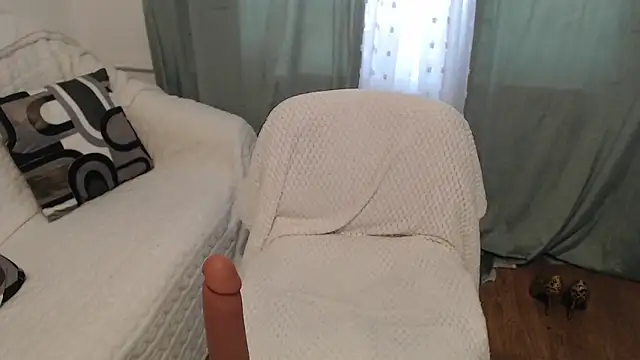 JullieMilf online show from April 18, 9:11 am