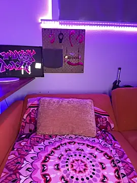 MaggyMayI online show from April 14, 4:01 pm