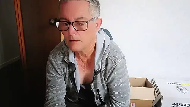 Snapshot of bigballnz chatting on October 27, 7:15 pm bigballnz online show from October 27, 7:15 pm