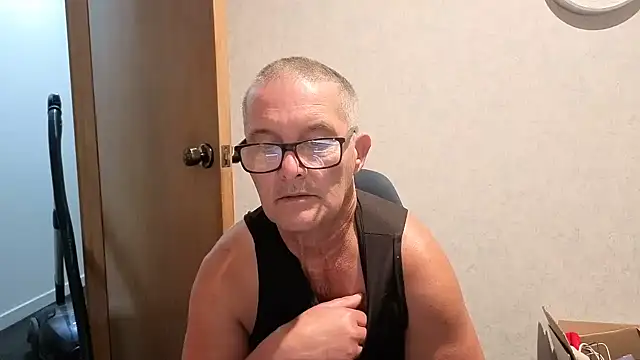 Snapshot of bigballnz chatting on December 3, 9:31 am bigballnz online show from December 3, 9:31 am