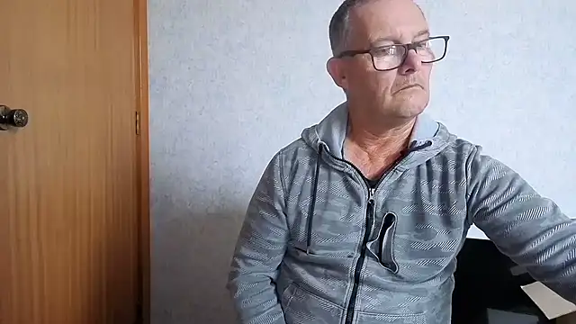 Snapshot of bigballnz chatting on October 5, 12:45 am bigballnz online show from October 5, 12:45 am