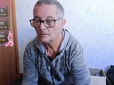 Snapshot of bigballnz chatting on October 17, 8:21 pm bigballnz online show from October 17, 8:21 pm