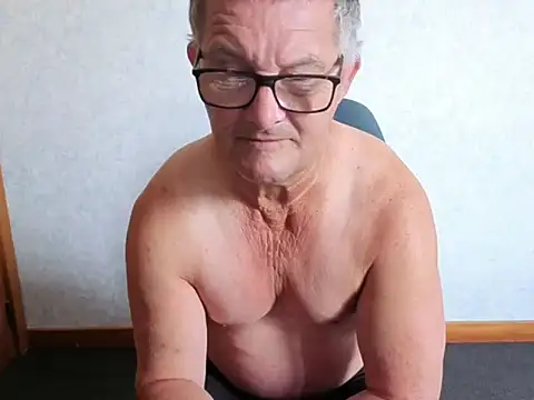 Snapshot of bigballnz chatting on November 11, 7:08 pm bigballnz online show from November 11, 7:08 pm