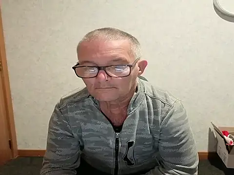 Snapshot of bigballnz chatting on December 1, 8:26 am bigballnz online show from December 1, 8:26 am