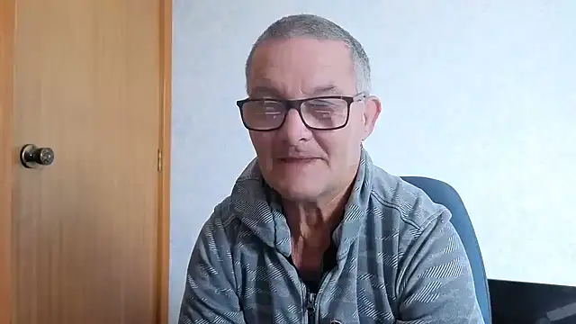 Snapshot of bigballnz chatting on October 3, 8:54 pm bigballnz online show from October 3, 8:54 pm