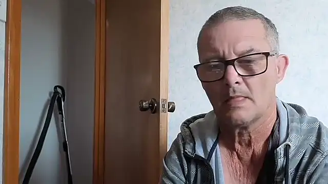 Snapshot of bigballnz chatting on October 2, 3:21 am bigballnz online show from October 2, 3:21 am