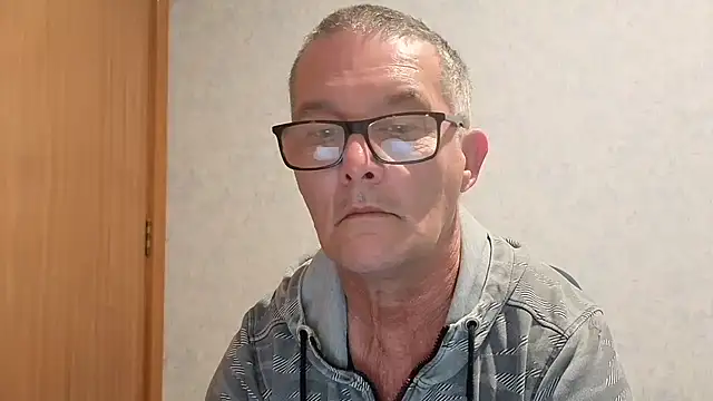 Snapshot of bigballnz chatting on October 1, 7:35 am bigballnz online show from October 1, 7:35 am