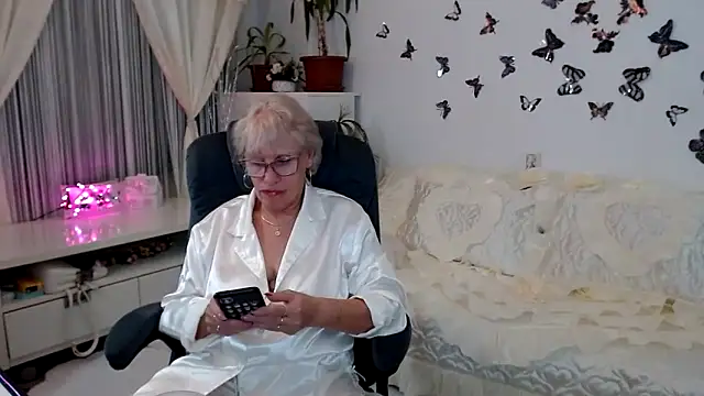 Ghertrude52 online show from September 18, 3:09 am