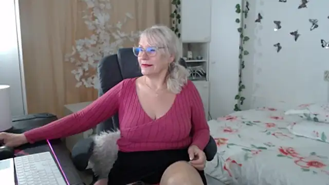 Ghertrude52 online show from May 10, 4:27 am