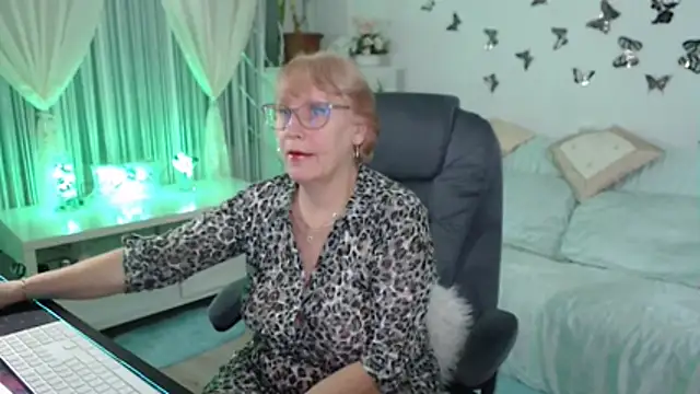 Ghertrude52 online show from November 18, 4:05 am