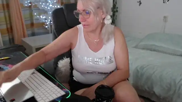 Snapshot of Ghertrude52 chatting on June 16, 4:23 am Ghertrude52 online show from June 16, 4:23 am