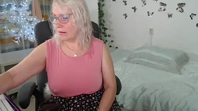 Snapshot of Ghertrude52 chatting on June 20, 4:28 am Ghertrude52 online show from June 20, 4:28 am