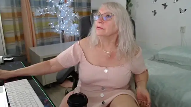 Snapshot of Ghertrude52 chatting on June 14, 5:30 am Ghertrude52 online show from June 14, 5:30 am
