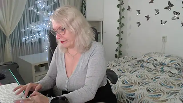 Ghertrude52 online show from April 19, 4:02 am