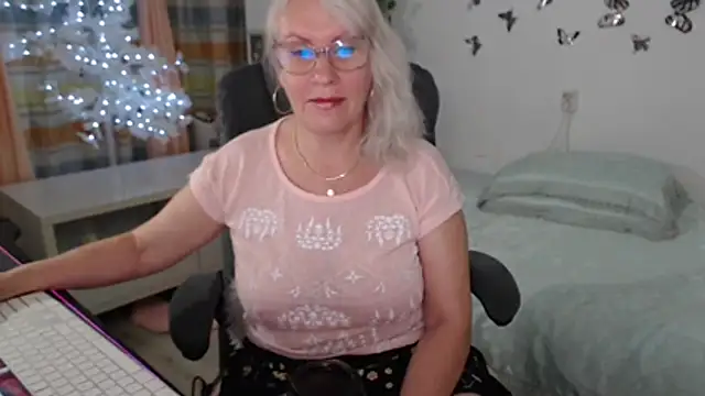 Snapshot of Ghertrude52 chatting on June 19, 4:18 am Ghertrude52 online show from June 19, 4:18 am