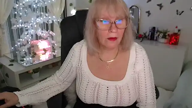 Ghertrude52 online show from December 17, 4:06 am